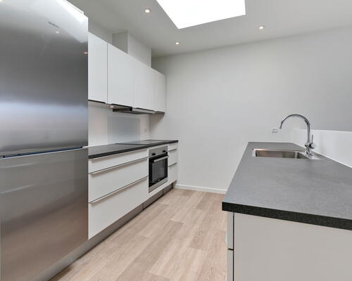 Moderne 4-værelses rækkehus på 106 m2 med terrasse, parkering og nem hverdag tæt på indkøb og busforbindelser