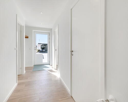 Moderne 4-værelses rækkehus på 106 m2 med terrasse, parkering og nem hverdag tæt på indkøb og busforbindelser