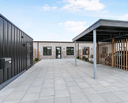 Moderne 4-værelses rækkehus på 106 m2 med terrasse, parkering og nem hverdag tæt på indkøb og busforbindelser