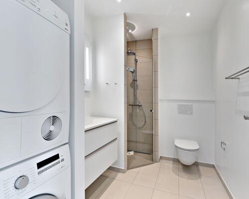 Moderne 4-værelses rækkehus på 106 m2 med terrasse, parkering og nem hverdag tæt på indkøb og busforbindelser