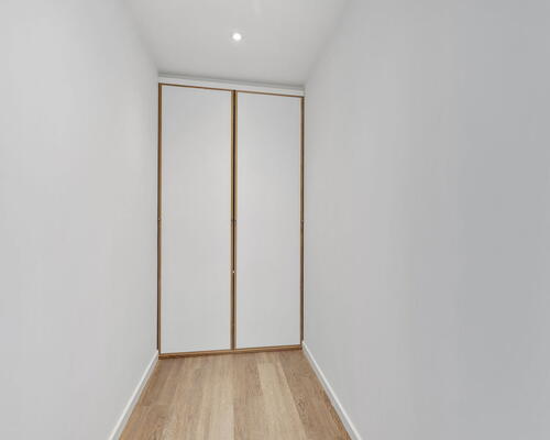 Moderne 4-værelses rækkehus på 106 m2 med terrasse, parkering og nem hverdag tæt på indkøb og busforbindelser