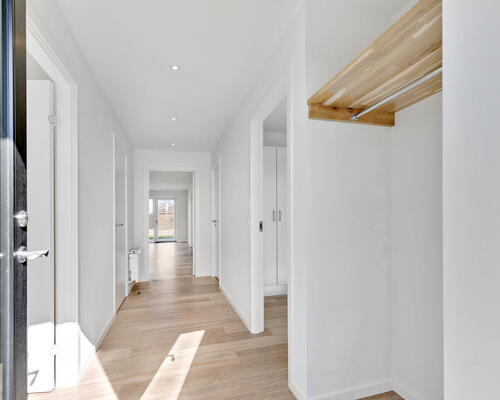 Moderne 4-værelses rækkehus på 106 m2 med terrasse, parkering og nem hverdag tæt på indkøb og busforbindelser