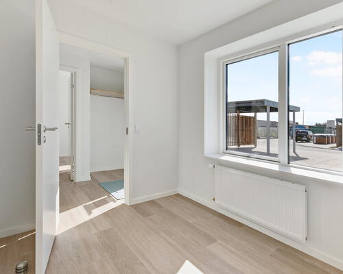 Moderne 4-værelses rækkehus på 106 m2 med terrasse, parkering og nem hverdag tæt på indkøb og busforbindelser