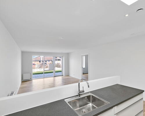 Moderne 4-værelses rækkehus på 106 m2 med terrasse, parkering og nem hverdag tæt på indkøb og busforbindelser