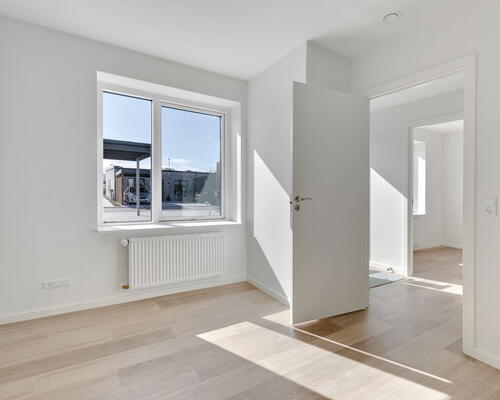 Moderne 4-værelses rækkehus på 106 m2 med terrasse, parkering og nem hverdag tæt på indkøb og busforbindelser