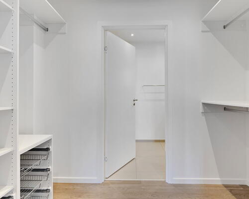 Moderne 4-værelses rækkehus på 106 m2 med terrasse, parkering og nem hverdag tæt på indkøb og busforbindelser