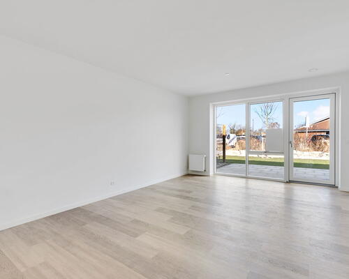 Moderne 4-værelses rækkehus på 106 m2 med terrasse, parkering og nem hverdag tæt på indkøb og busforbindelser