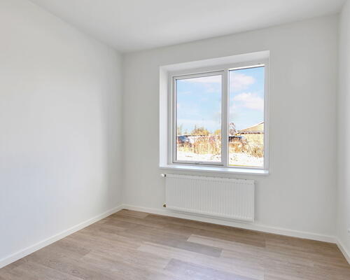 Moderne 4-værelses rækkehus på 106 m2 med terrasse, parkering og nem hverdag tæt på indkøb og busforbindelser