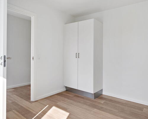 Moderne 4-værelses rækkehus på 106 m2 med terrasse, parkering og nem hverdag tæt på indkøb og busforbindelser