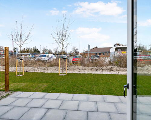 Moderne 4-værelses rækkehus på 106 m2 med terrasse, parkering og nem hverdag tæt på indkøb og busforbindelser