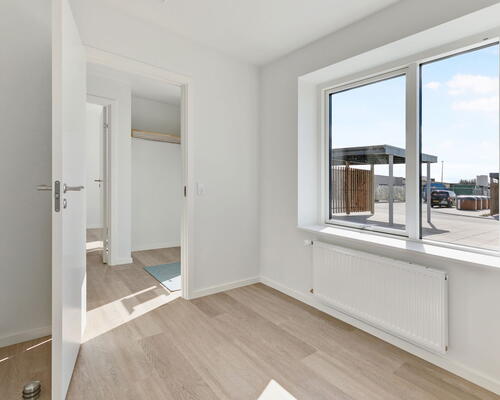 Moderne 4-værelses rækkehus på 106 m2 med terrasse, parkering og nem hverdag tæt på indkøb og busforbindelser