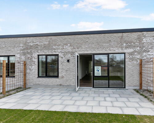 Moderne 4-værelses rækkehus på 106 m2 med terrasse, parkering og nem hverdag tæt på indkøb og busforbindelser