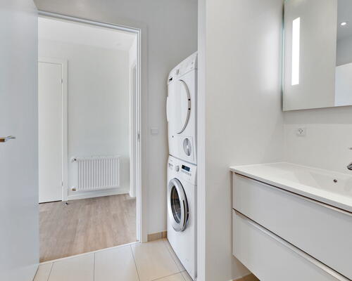 Moderne 4-værelses rækkehus på 106 m2 med terrasse, parkering og nem hverdag tæt på indkøb og busforbindelser