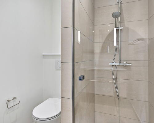 Moderne 4-værelses rækkehus på 106 m2 med terrasse, parkering og nem hverdag tæt på indkøb og busforbindelser