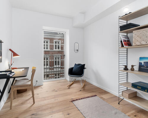 SKØN 4-VÆRELSES LEJLIGHED MED HELE TO ALTANER