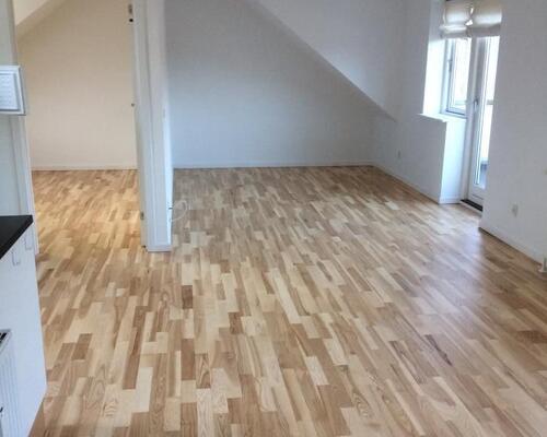 Centrale beliggende lejlighed med egen altan...