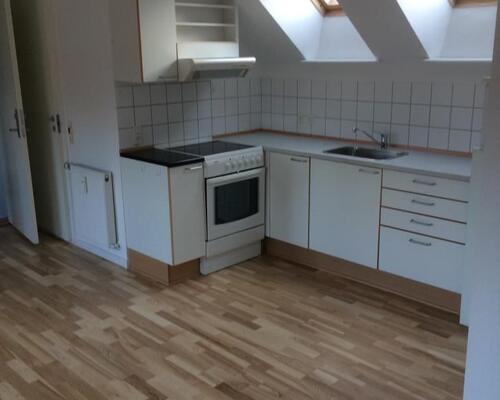 Centrale beliggende lejlighed med egen altan...