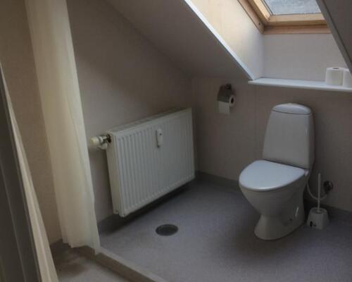 Centrale beliggende lejlighed med egen altan...