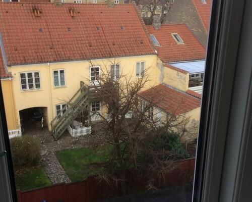 Centrale beliggende lejlighed med egen altan...