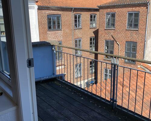 Centrale beliggende lejlighed med egen altan...