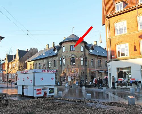 Super fin 177 m2 lejlighed med 4 værelser i hjertet af midtbyen