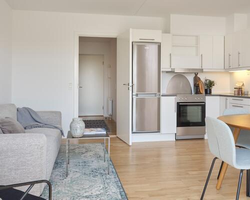 Rummelig og lys 3-værelses med altan