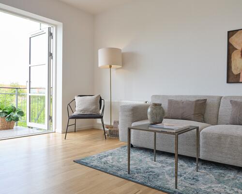 Rummelig og lys 3-værelses med altan