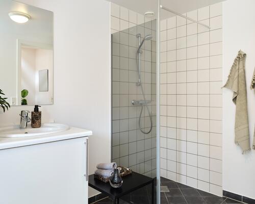 Rummelig og lys 3-værelses med altan