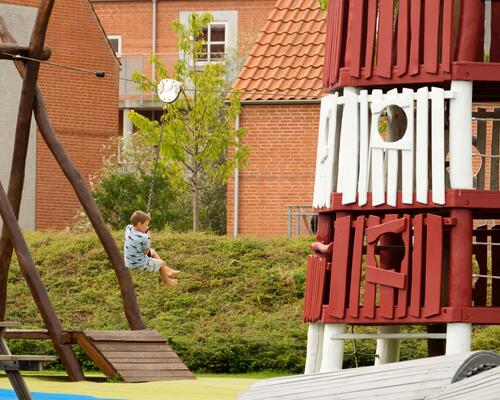 Rummelig og lys 3-værelses med altan