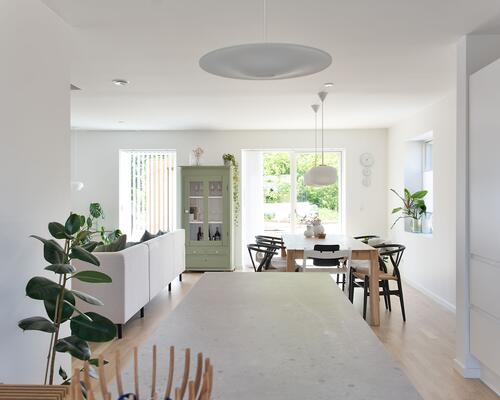 Moderne nybygget rækkehus ved Fuglsang Sø