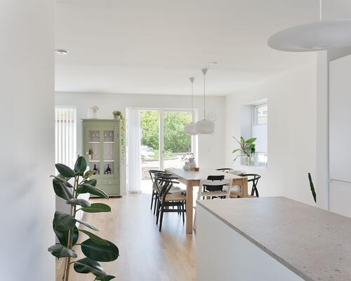 Moderne nybygget rækkehus ved Fuglsang Sø