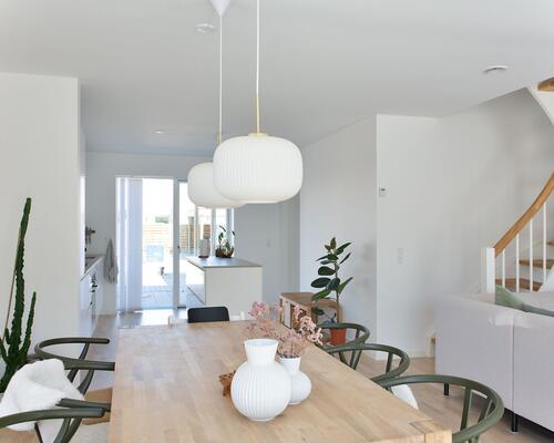 Moderne nybygget rækkehus ved Fuglsang Sø