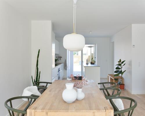 Moderne nybygget rækkehus ved Fuglsang Sø