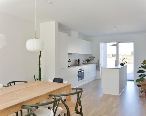 Moderne nybygget rækkehus ved Fuglsang Sø