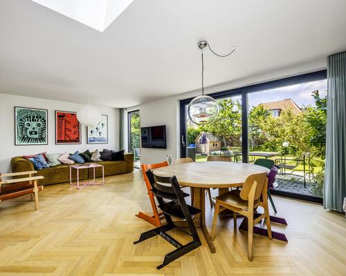 Nyrenoveret og møbleret villa | København S