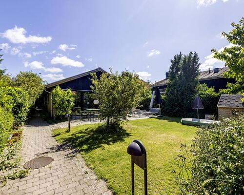 Nyrenoveret og møbleret villa | København S