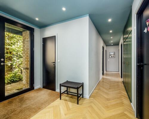 Nyrenoveret og møbleret villa | København S