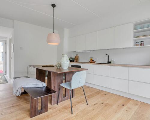 Nyd livet i et rummeligt rækkehus i flere plan