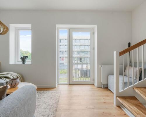 Nyd livet i et rummeligt rækkehus i flere plan