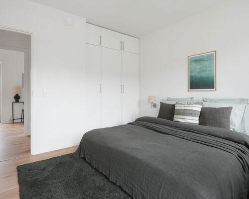 Nyd livet i et rummeligt rækkehus i flere plan