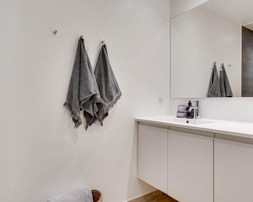 Nyd livet i et rummeligt rækkehus i flere plan