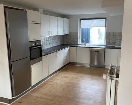 Skønt byhus i to plan - centralt i Hadsten og tæt på Århus