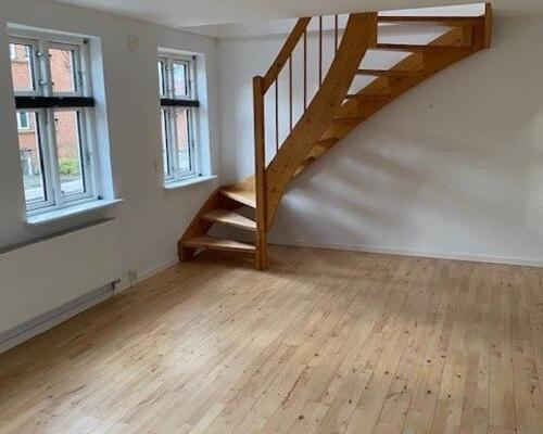 Skønt byhus i to plan - centralt i Hadsten og tæt på Århus