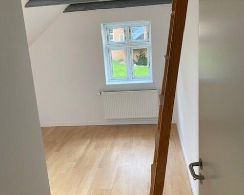 Skønt byhus i to plan - centralt i Hadsten og tæt på Århus