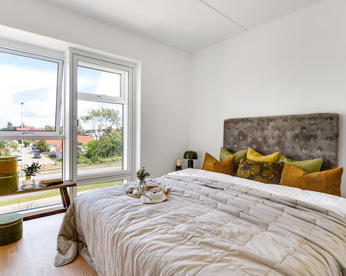 Lys og stor 3-værelses lejlighed med egen terrasse på god belligenhed