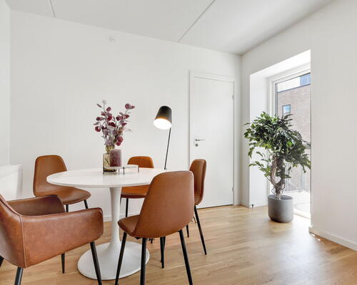 Lys og stor 3-værelses lejlighed med egen terrasse på god belligenhed