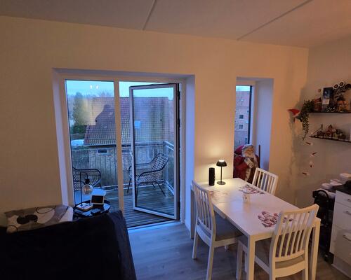 Lækker 1-værelses lejlighed med altan