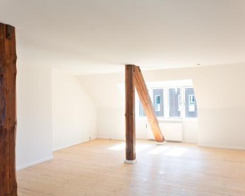 Charmerende 3-værelses lejlighed med altan - midt i Herning.