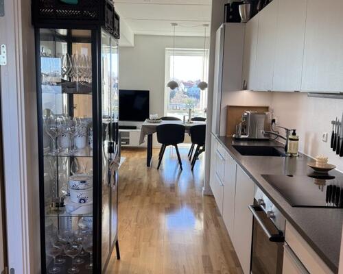 Lys og moderne 2-værelses lejlighed med altan udlejes i Aarhus C