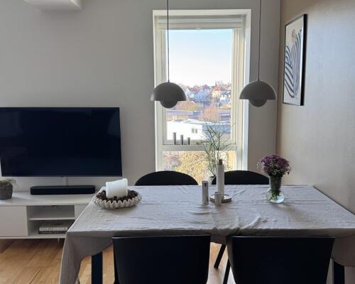 Lys og moderne 2-værelses lejlighed med altan udlejes i Aarhus C